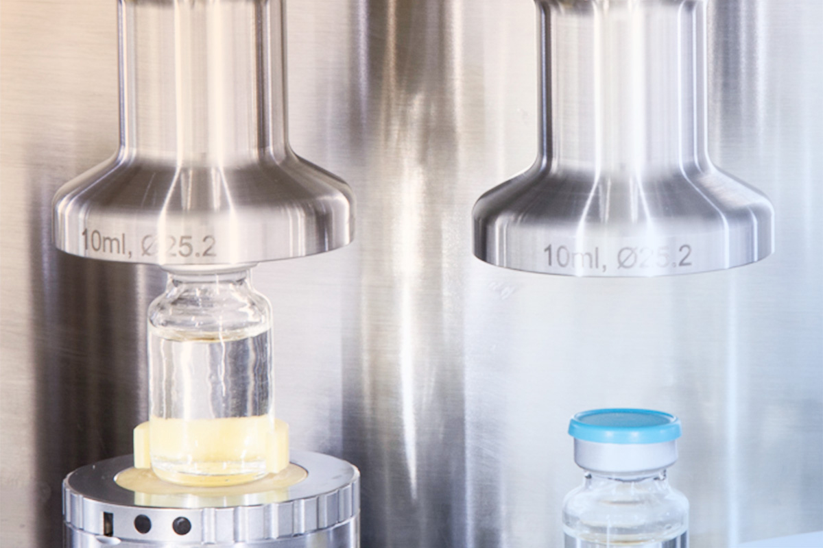 Differential pressure test chamber for leak detection of pharmaceutical vials